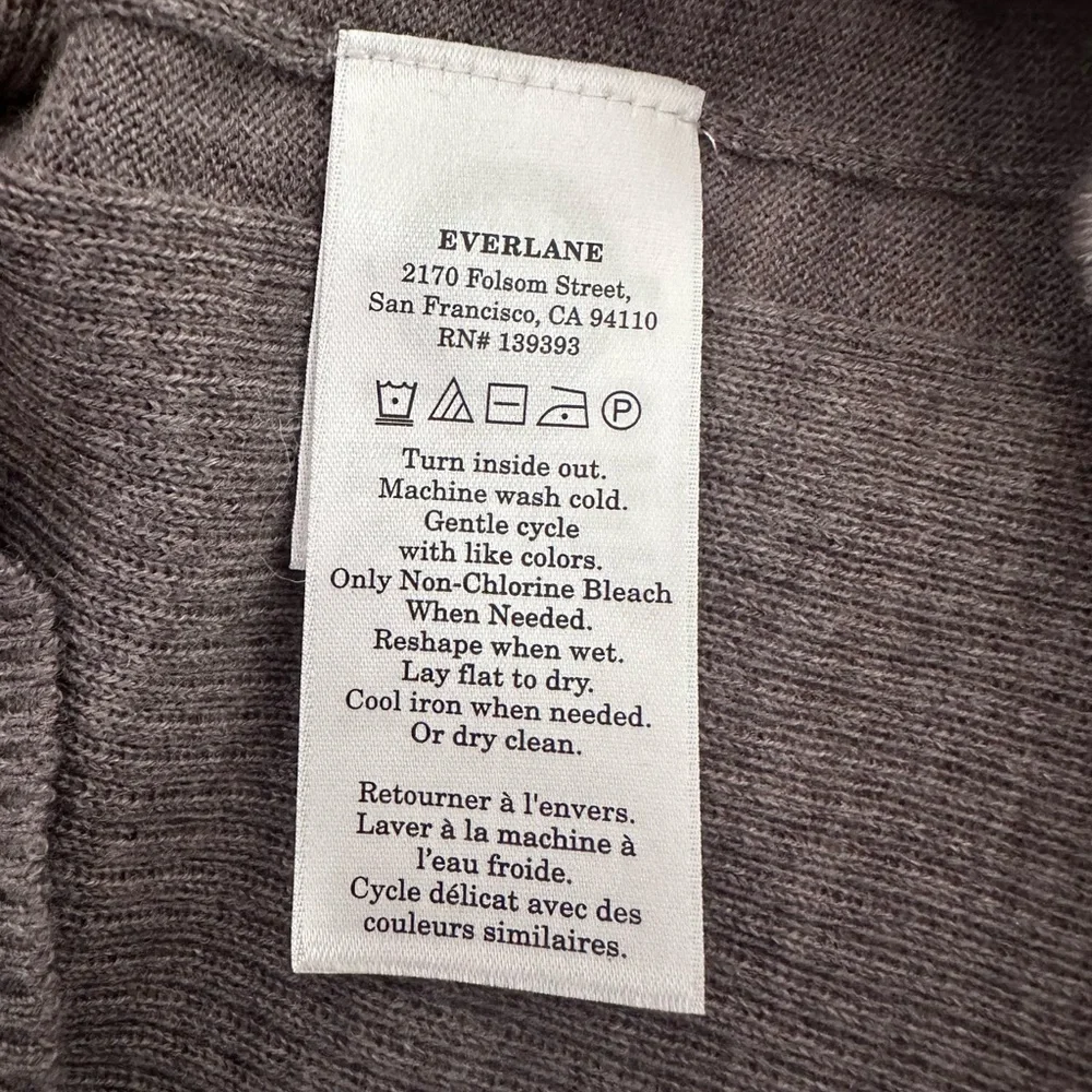 Everlane Ribbed V-neck. - Picture 3 of 5